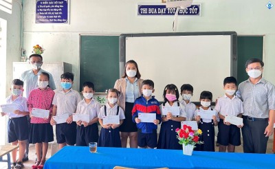 Công ty Four Season Việt Nam trao tặng quà cho các học sinh có hoàn cảnh khó khăn.