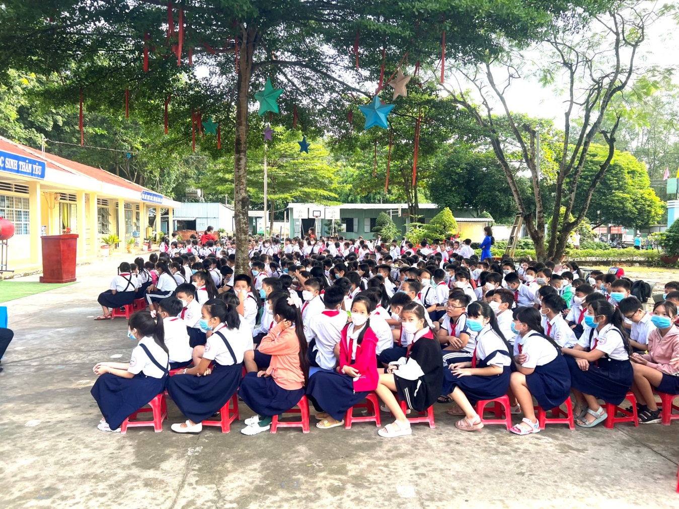 Các em học sinh tập trung trước sân trong buổi Lễ khai giảng Năm học 2022 - 2023